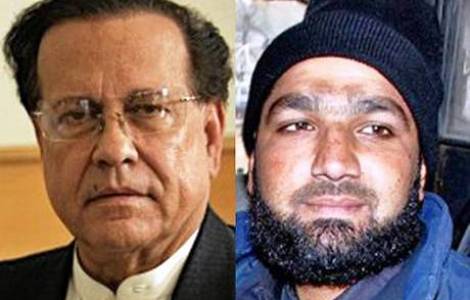 Do lado esquerdo o Governador Taseer, e do direito