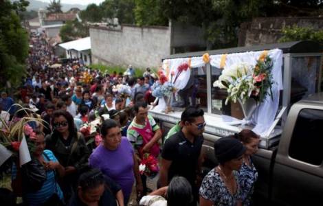 Funerali di Lesbia Yaneth Urquía