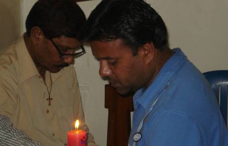 Um católico paquistanês em oração