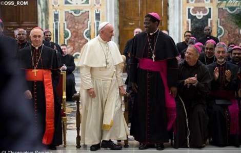 Le Pape en compagnie des Evêques participant au Sé