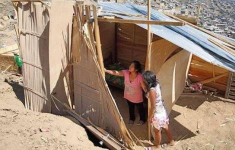 Pauvres habitations sur des terrains déserts