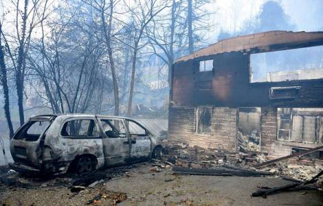 Gli incendi devastano le zone turistiche della Great Smoky Mountains