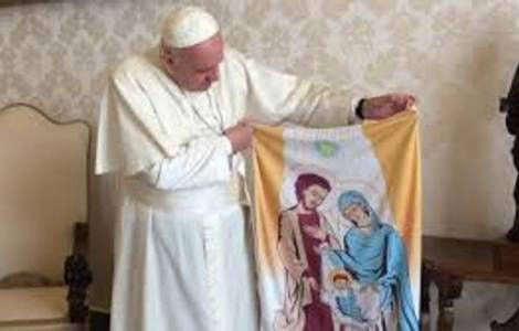Le Pape François avec une Balconera provenant d'Ur