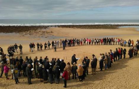 Preghiera sulla spiaggia di Mangueta di Zahora a Barbate, in Spagna