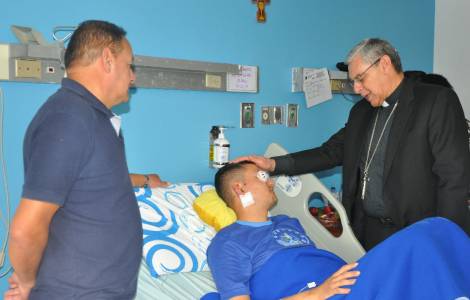 Mons. Fabio Suescun Mutis visita membri della Polizia