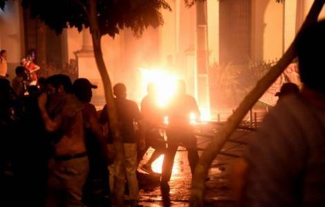 Un morto e decine di feriti, incendiata la sede del Congresso, appello dei Vescovi alla calma