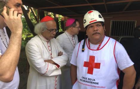 El Nuncio y el Cardenal Brenes con la Cruz Roja